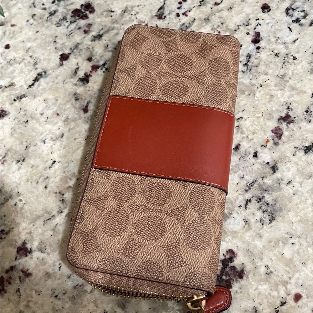 🦋 NWOT~Coach Accordion Zip Wallet In Colorblock Signature Canvas / Barely used - Picture 5 of 12